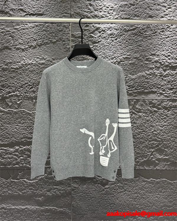 ムブラウン Thom Browne スーパーコピー 秋冬個性的な 注目 グレー × ブラック 2 色 ジラフ刺繍 セーター ト