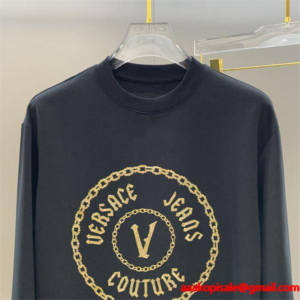ヴェルサーチ VERSACE コピー 2025秋冬インディスペンサブル 伝統 ブラック × ホワイト ゴールド V 柄 長袖Tシャツ