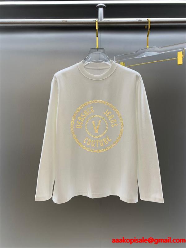 ヴェルサーチ VERSACE コピー 2025秋冬インディスペンサブル 伝統 ブラック × ホワイト ゴールド V 柄 長袖Tシャツ