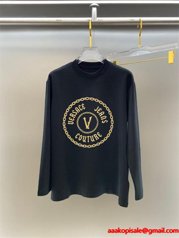 ヴェルサーチ VERSACE コピー 2025秋冬インディスペンサブル 伝統 ブラック × ホワイト ゴールド V 柄 長袖Tシャツ