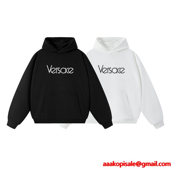  ブラック × ホワイト シンプルロゴ パーカー ヴェルサーチ VERSACE コピー 2025秋冬エッセンス 最安値