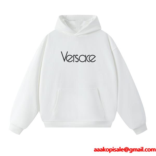  ブラック × ホワイト シンプルロゴ パーカー ヴェルサーチ VERSACE コピー 2025秋冬エッセンス 最安値