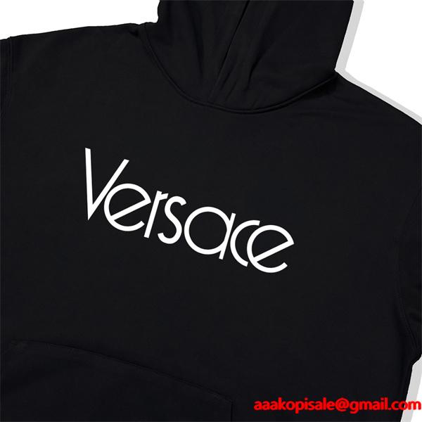  ブラック × ホワイト シンプルロゴ パーカー ヴェルサーチ VERSACE コピー 2025秋冬エッセンス 最安値
