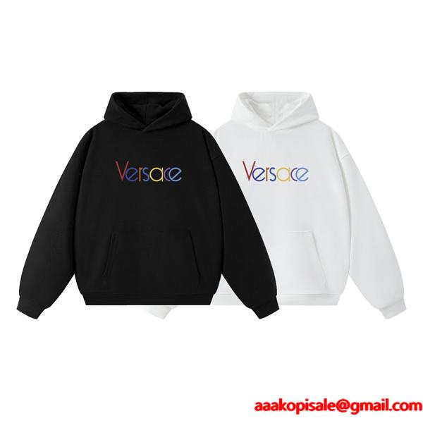 2025秋冬ミューズ カラフル ブラック × ホワイト 虹色ロゴ パーカー ヴェルサーチ VERSACE スーパーコピー