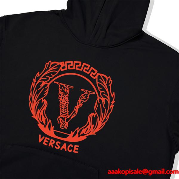 ブラック × ホワイト パーカー ヴェルサーチ VERSACE コピー 2025秋冬必須 人気限定 上質 売れ筋 