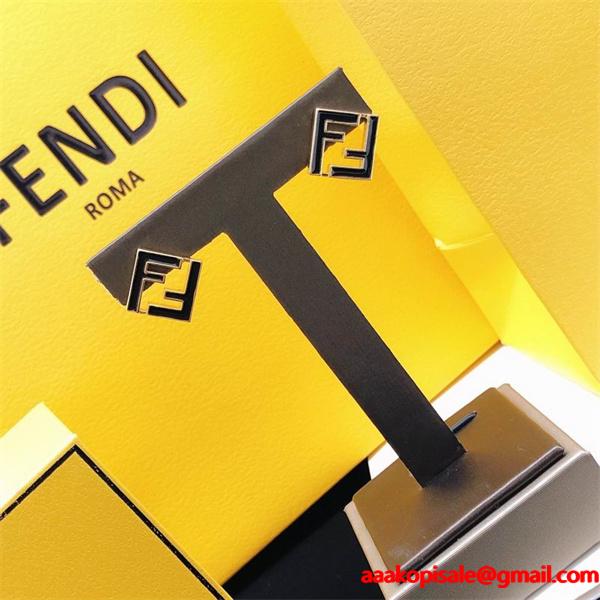 秋冬トレンドを取り入れたコーデを楽しむ フェンディ FENDI ピアス ブランド コピー 激安(日本最大級)