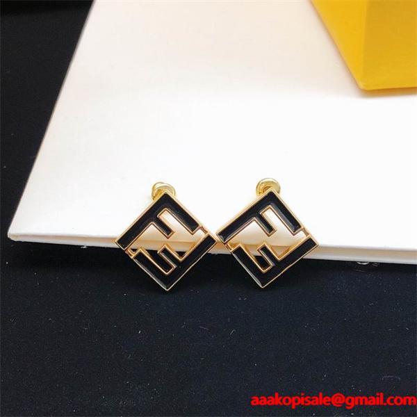 秋冬トレンドを取り入れたコーデを楽しむ フェンディ FENDI ピアス ブランド コピー 激安(日本最大級)