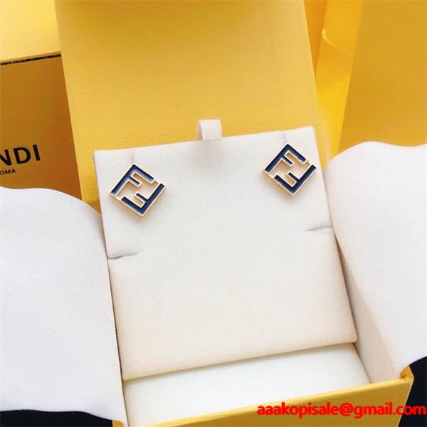 秋冬トレンドを取り入れたコーデを楽しむ フェンディ FENDI ピアス ブランド コピー 激安(日本最大級)