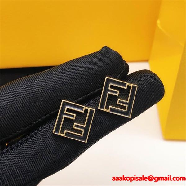 秋冬トレンドを取り入れたコーデを楽しむ フェンディ FENDI ピアス ブランド コピー 激安(日本最大級)