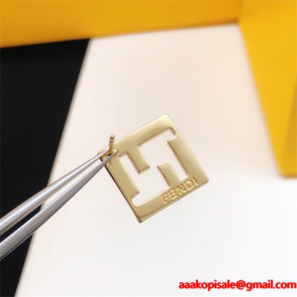 秋冬トレンドを取り入れたコーデを楽しむ フェンディ FENDI ピアス ブランド コピー 激安(日本最大級)