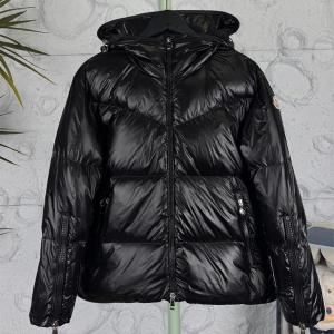 2025秋冬新作 極上光沢ブラック 軽量・極暖 モンクレール MONCLER コピー ショートダウンジャケット