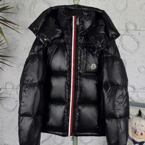 モンクレール MONCLER 偽物 ダウンジャケットトリコロールジップが映える 2025秋冬注目 光沢ブラック
