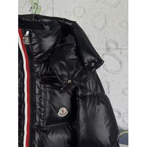 モンクレール MONCLER 偽物 ダウンジャケットトリコロールジップが映える 2025秋冬注目 光沢ブラック
