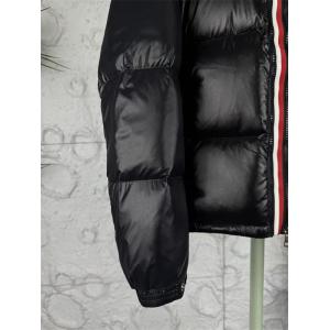 モンクレール MONCLER 偽物 ダウンジャケットトリコロールジップが映える 2025秋冬注目 光沢ブラック