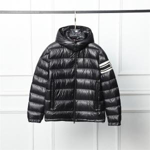 スポーティ×上質 2025冬必須 MONCLER コピー ダウンジャケット ストライプスリーブ モンクレール 