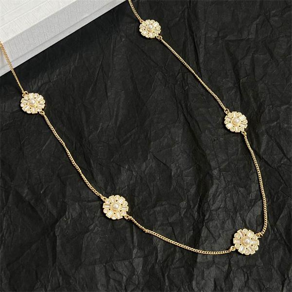 セリーヌ CELINE 偽物 2025秋冬 パール＆ゴールド チェーンチョーカー 寒暖シーズンに最適な一枚