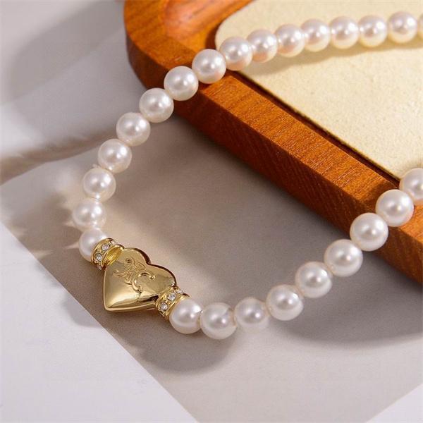 セリーヌ CELINE コピー 2025冬 ハートチャーム パールネックレス 冬コーデを格上げするデザイン