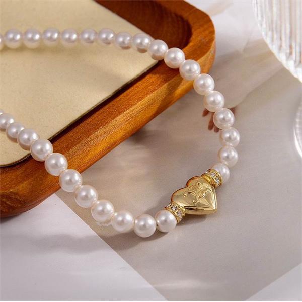 セリーヌ CELINE コピー 2025冬 ハートチャーム パールネックレス 冬コーデを格上げするデザイン