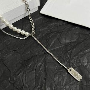 CELINE セリーヌ 偽物 パール＆CELINEロゴ 2025秋冬モードチョーカーネックレス