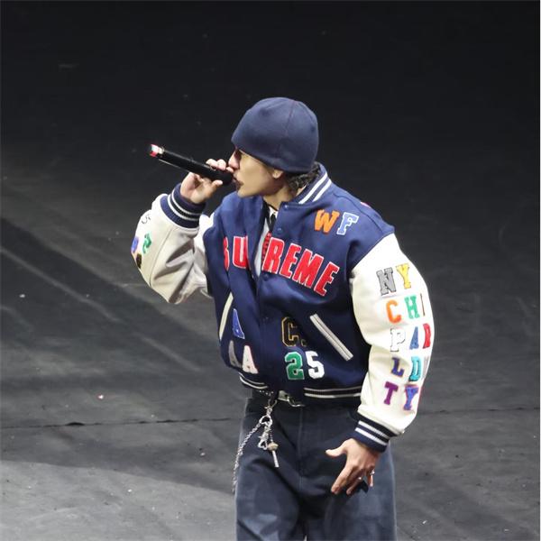 ネイビー×ホワイト 2025秋冬 カラフルロゴ Supreme シュプリーム 偽物 スタジャン