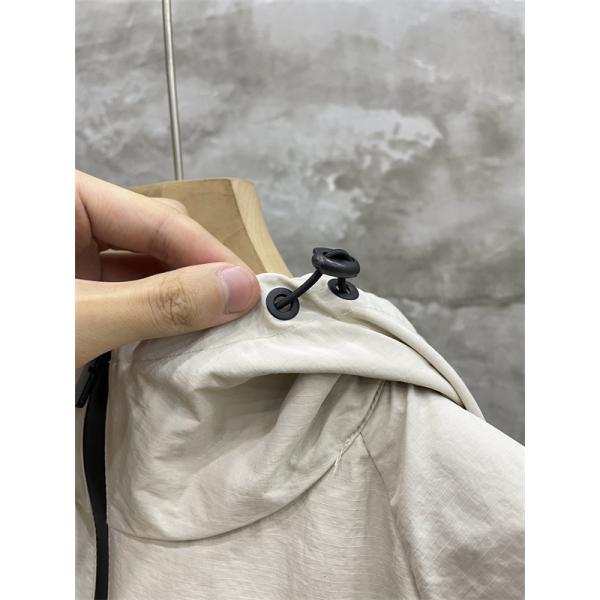 青・白・黒 3 色展開 秋冬アウトドア注目 バーバリー 偽物 ハードシェルジャケット ロゴ刺繍アクセント