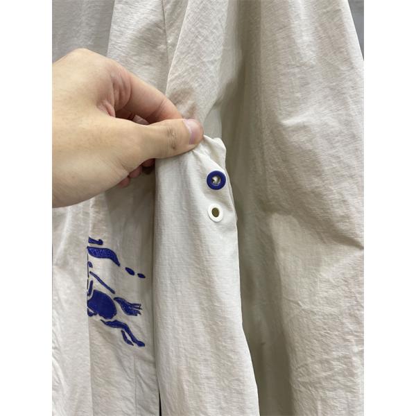 青・白・黒 3 色展開 秋冬アウトドア注目 バーバリー 偽物 ハードシェルジャケット ロゴ刺繍アクセント