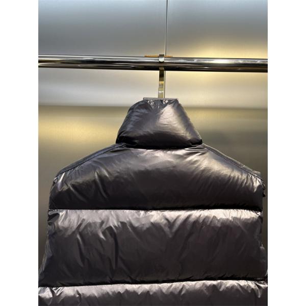 Moncler 冬の息抜き ホワイト 光沢感豊富 インナーカラーアクセント モンクレール コピー ダウンベスト
