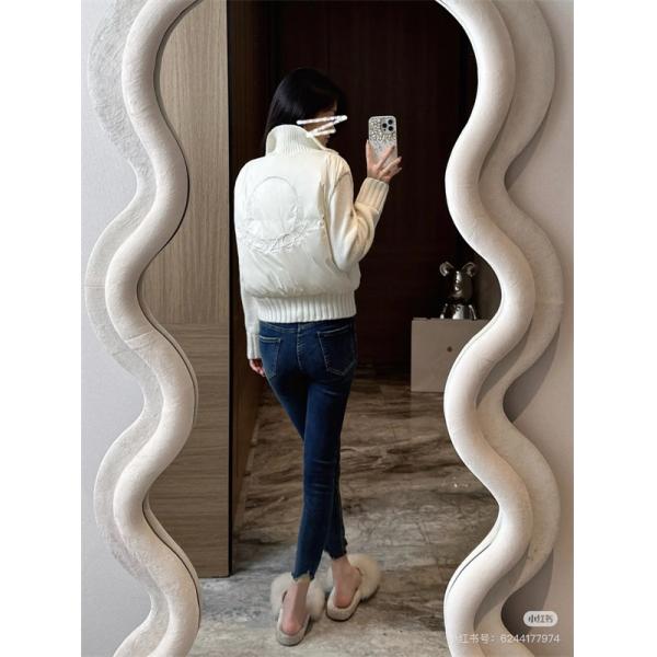 ホワイト ニット袖拼接 エレガントデザイン モンクレール コピー ダウンジャケット Moncler 冬の典雅