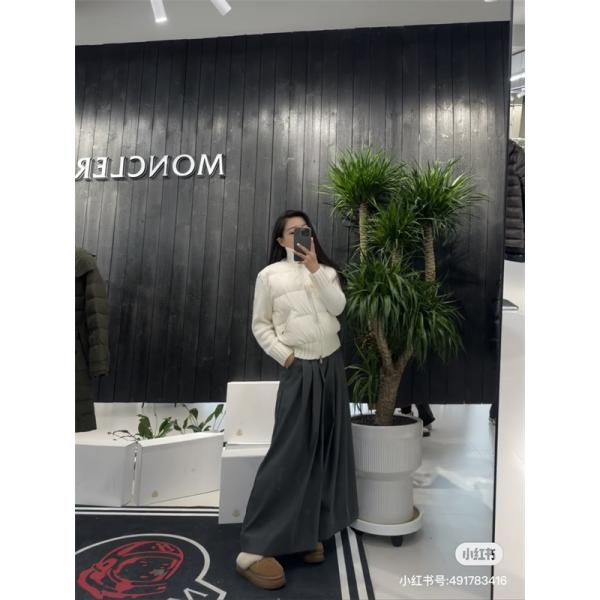 ホワイト ニット袖拼接 エレガントデザイン モンクレール コピー ダウンジャケット Moncler 冬の典雅