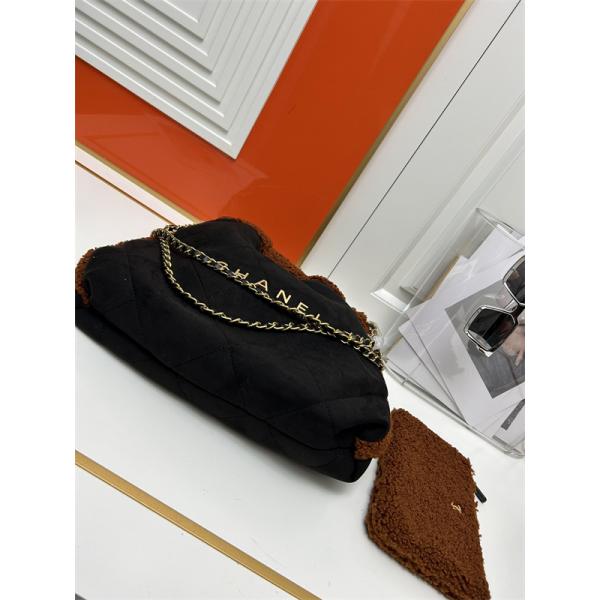 Chanel 冬のプレミアム ブラック シェルパアクセント ロゴプリント シャネル 偽物 ショルダーバッグ