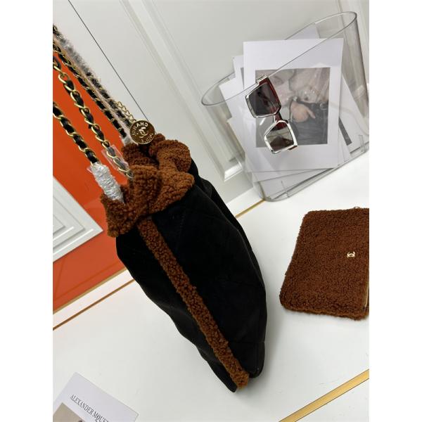 Chanel 冬のプレミアム ブラック シェルパアクセント ロゴプリント シャネル 偽物 ショルダーバッグ