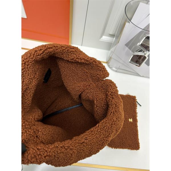 Chanel 冬のプレミアム ブラック シェルパアクセント ロゴプリント シャネル 偽物 ショルダーバッグ