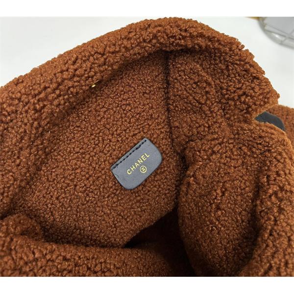 Chanel 冬のプレミアム ブラック シェルパアクセント ロゴプリント シャネル 偽物 ショルダーバッグ