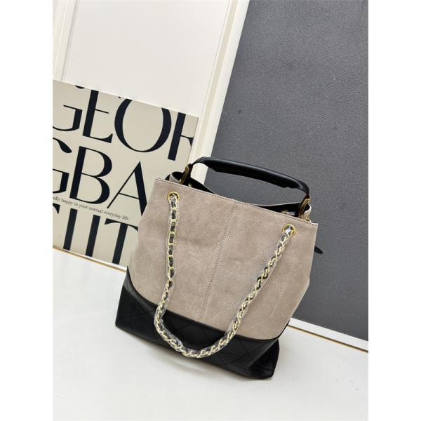 ベージュ & ブラック コントラストデザイン チェーンアクセント シャネル 偽物 トートバッグ Chanel 2025秋冬