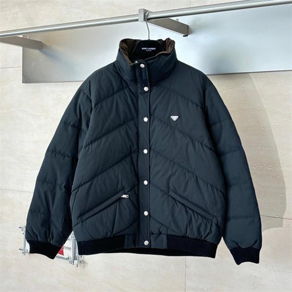 上質感漂う ダークグレー モダンキルト PRADA プラダ コピー 防寒ダウンジャケット