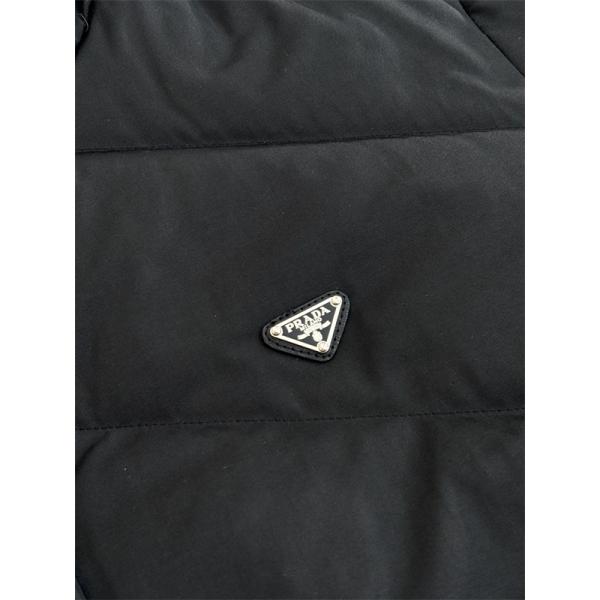 上質感漂う ダークグレー モダンキルト PRADA プラダ コピー 防寒ダウンジャケット