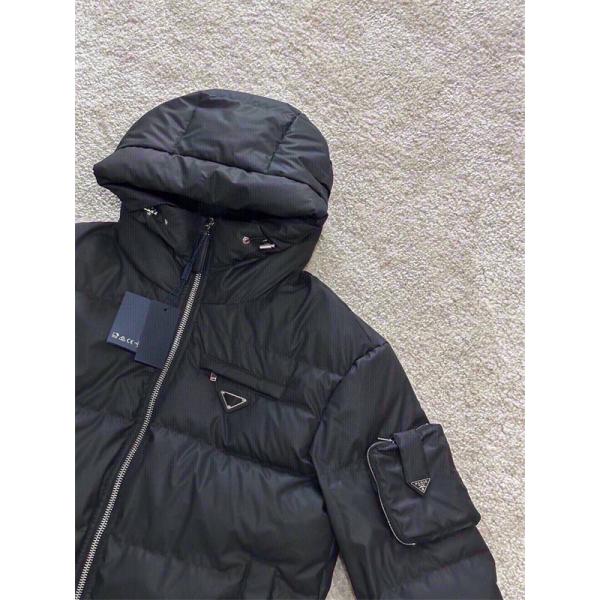 クリーンデザイン PRADA プラダ 偽物 防寒ダウンジャケット 柔らかく冬映え ホワイト 