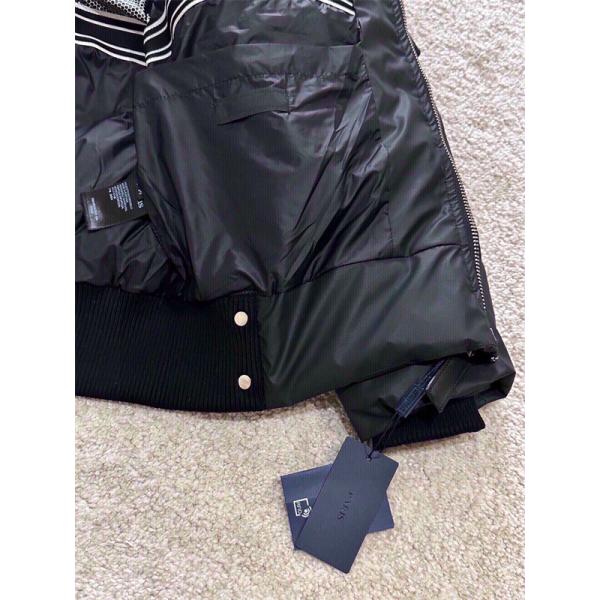 クリーンデザイン PRADA プラダ 偽物 防寒ダウンジャケット 柔らかく冬映え ホワイト 