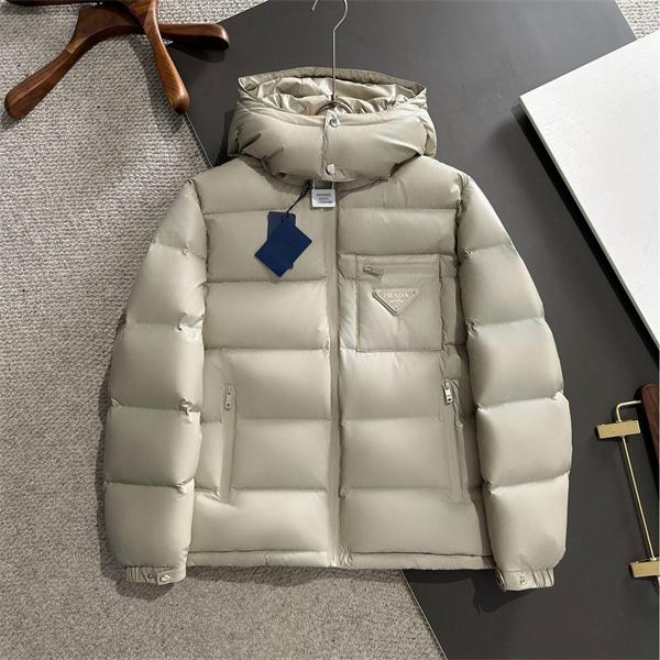 冬映えライトグレーカラー 上品暖か 2025秋冬快適 人気 PRADA プラダ スーパーコピー ダウンジャケット