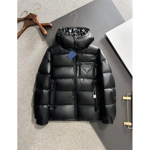 冬映えライトグレーカラー 上品暖か 2025秋冬快適 人気 PRADA プラダ スーパーコピー ダウンジャケット