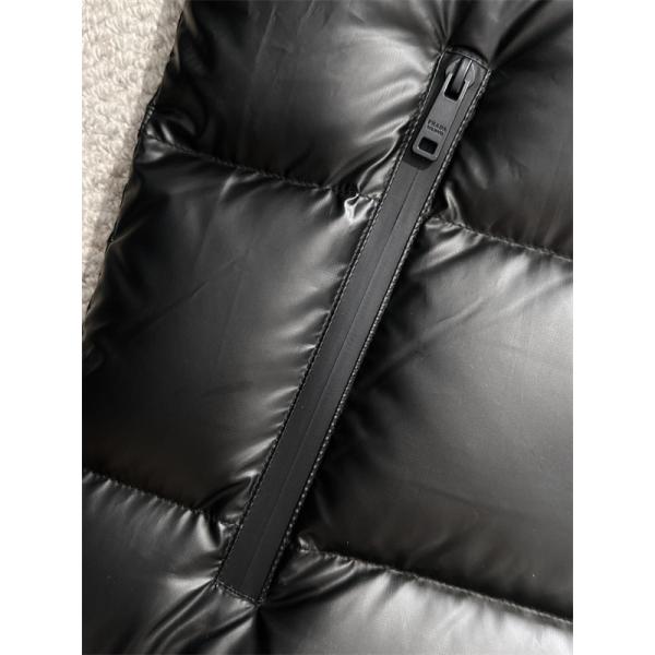 冬映えライトグレーカラー 上品暖か 2025秋冬快適 人気 PRADA プラダ スーパーコピー ダウンジャケット