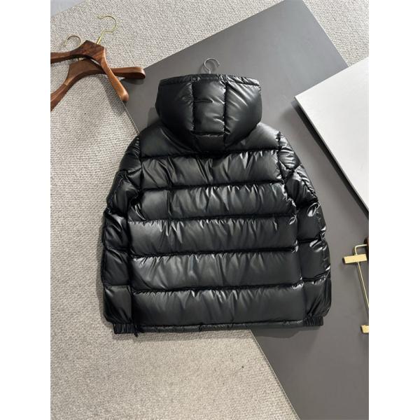 冬映えライトグレーカラー 上品暖か 2025秋冬快適 人気 PRADA プラダ スーパーコピー ダウンジャケット