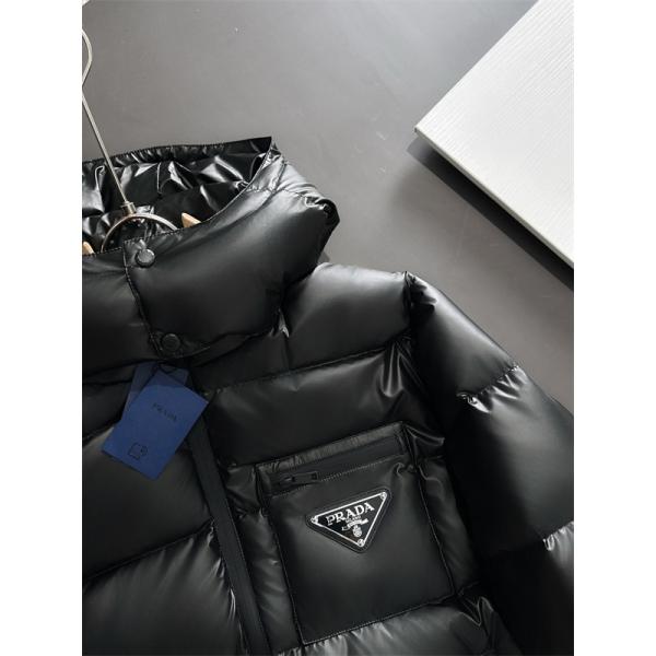 冬映えライトグレーカラー 上品暖か 2025秋冬快適 人気 PRADA プラダ スーパーコピー ダウンジャケット