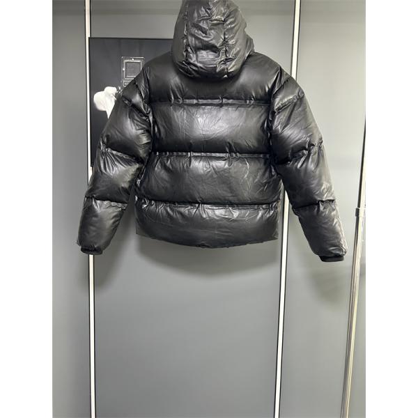 光沢ブラックレザー調カラー 迫力暖感 冬季重厚 最新 PRADA プラダ スーパーコピー ダウンジャケット