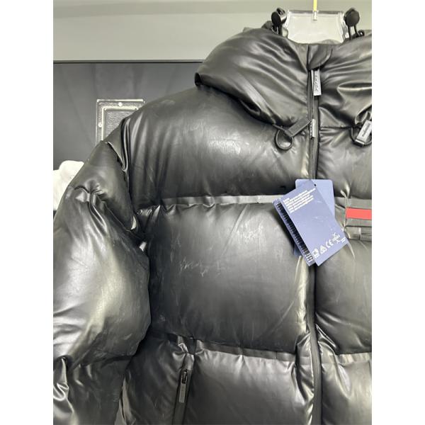 光沢ブラックレザー調カラー 迫力暖感 冬季重厚 最新 PRADA プラダ スーパーコピー ダウンジャケット