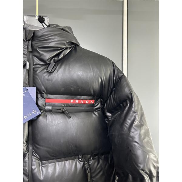 光沢ブラックレザー調カラー 迫力暖感 冬季重厚 最新 PRADA プラダ スーパーコピー ダウンジャケット