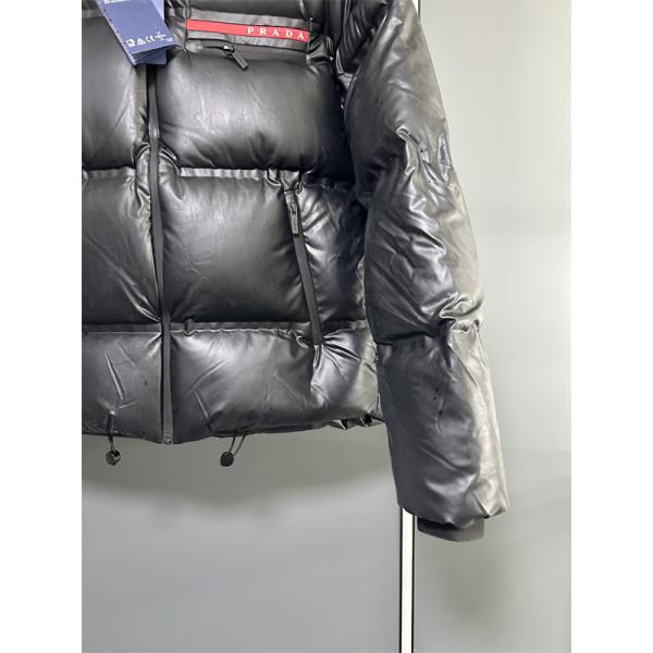光沢ブラックレザー調カラー 迫力暖感 冬季重厚 最新 PRADA プラダ スーパーコピー ダウンジャケット