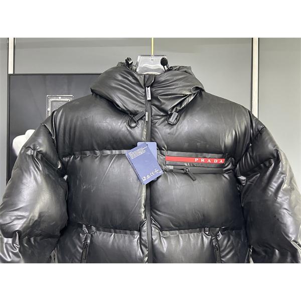 光沢ブラックレザー調カラー 迫力暖感 冬季重厚 最新 PRADA プラダ スーパーコピー ダウンジャケット