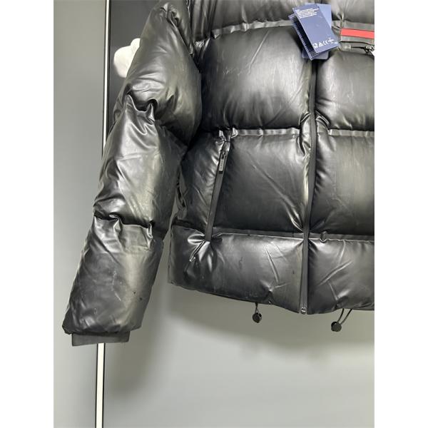 光沢ブラックレザー調カラー 迫力暖感 冬季重厚 最新 PRADA プラダ スーパーコピー ダウンジャケット