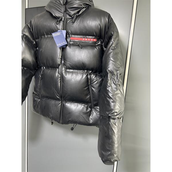 光沢ブラックレザー調カラー 迫力暖感 冬季重厚 最新 PRADA プラダ スーパーコピー ダウンジャケット